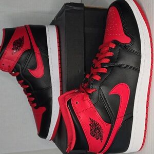 Size 11 Mens Jordan 1 Mid Alternate Bred DQ8426-060